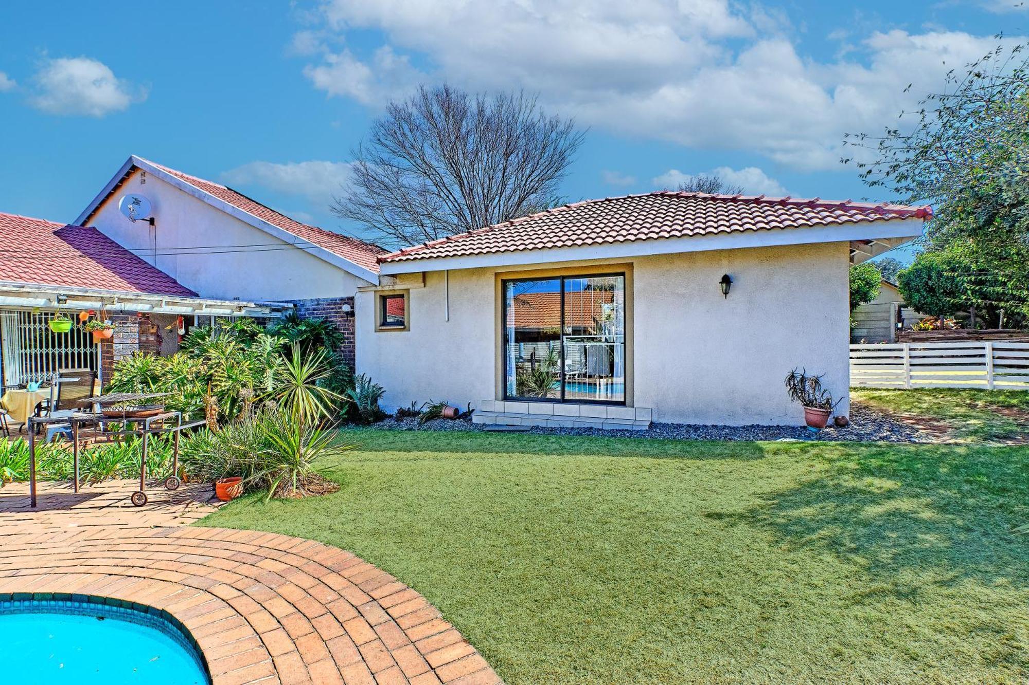 Large 1 Bedroom Cottage, 15 Min From Or Tambo Airport, With Backup Power And Water Germiston Exterior foto